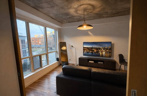 Niagara Apartment | Modern Loft 1BD/1BA in King West