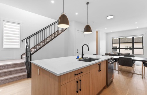 Banff Trail House | Modern Luxury Home | 3 Min to University, Stadium & Major Hospitals
