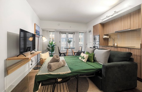 Bay Cloverhill Condo | Modern Luxury Suite with King Bed in Downtown T.O.