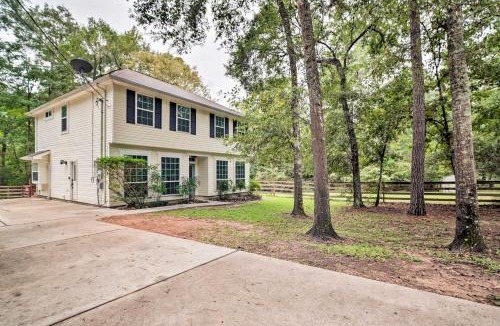 Montgomery House | Modern Montgomery Home w/Backyard, Deck, & Grill