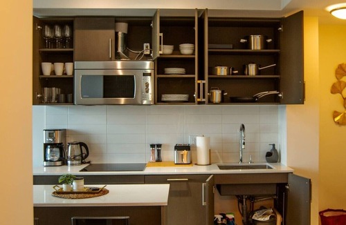 Bloor-Yorkville Apartment | Modern & Neat Condo in Yorkville