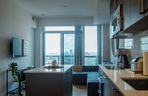 Bloor-Yorkville Apartment | Modern & Neat Condo in Yorkville