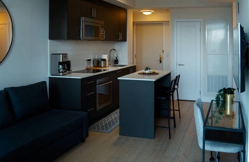 Bloor-Yorkville Apartment | Modern & Neat Condo in Yorkville