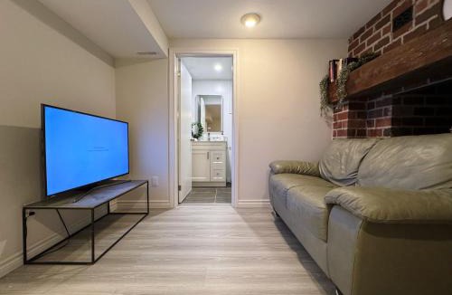 L'Amoreaux Bed & Breakfast | Modern Newly-Renovated Suite Free Parking