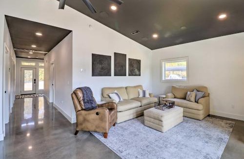 Lone Rock House | Modern Norfork House w/Patio on White River!