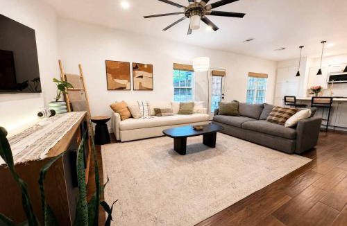 Dallas Villa | Modern Oak Lawn 3BR w EV & Yard