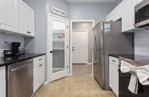 Avondale House | Modern Ranch | 3 King Beds | Fire Pit |