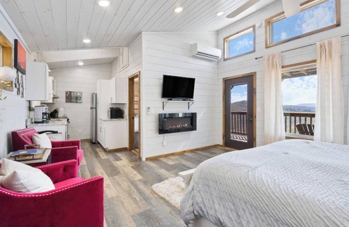 Eureka Springs Apartment | Modern Retreat, King Suite, River Views