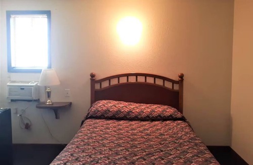 Cheyenne Wells Hotel | Modern Room + Key Conveniences + Scenic Colorado Stay
