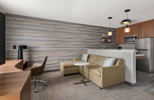 Laval Hotel | Modern Room w/Full Kitchen + King Bed + Sofa Near Centropolis