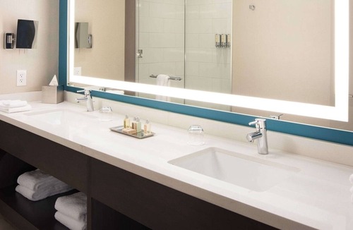 Bee Cave Hotel | Modern Room w/Rooftop Dining, Pet-Friendly Policy, & Outdoor Pool
