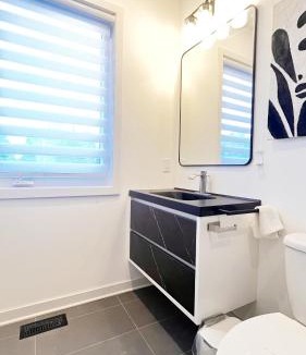 Newtonbrook House | Modern Room with En Suite Bath Yonge Finch Sub