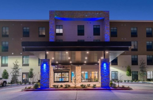 Fort Worth Hotel | Modern Room with Indoor Pool and Free Breakfast Near Popular Entertainment
