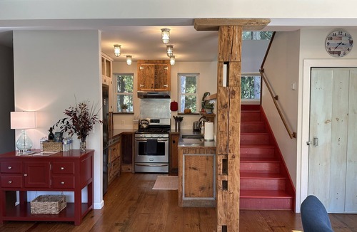 Ithaca House | Modern Rustic Retreat- King bed, hot tub, wineries, waterfalls, hiking, Cornell