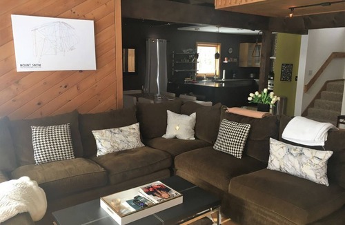 West Dover House | Modern-Rustic Style, Spacious, Suntec Townhouse. Hot tub & sauna.