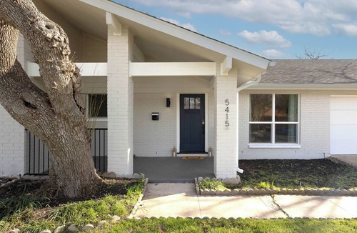 Pecan Springs Springdale House | Modern & Spacious 4-bedroom house, Sleeps 10+ with Games