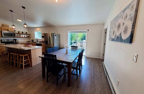College Apartment | Modern Spacious 5bd King Bed, Deck, Near Airport