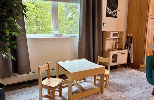 College Apartment | Modern Spacious 5bd King Bed, Deck, Near Airport