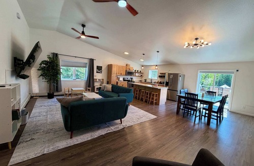 College Apartment | Modern Spacious 5bd King Bed, Deck, Near Airport