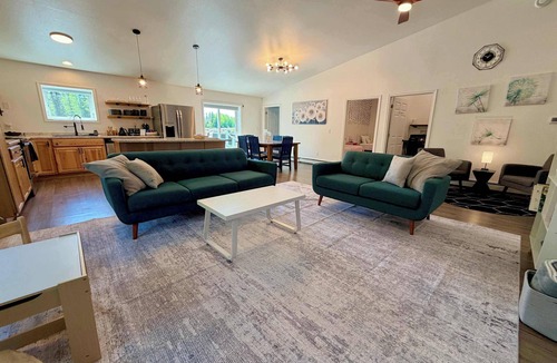 College Apartment | Modern Spacious 5bd King Bed, Deck, Near Airport