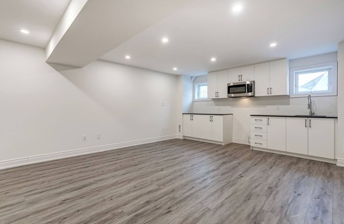 Markham House | Modern, Spacious Basement Apartment - Legacy Neighbourhood - 2 Minutes from 407!