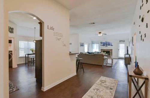 Mansfield House | Modern Sports Theme Getaway near AT&T & BLD