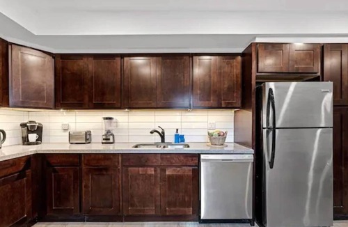 Bracondale Hill Hotel | Modern St. Clair West Suite w/Private Patio & BBQ