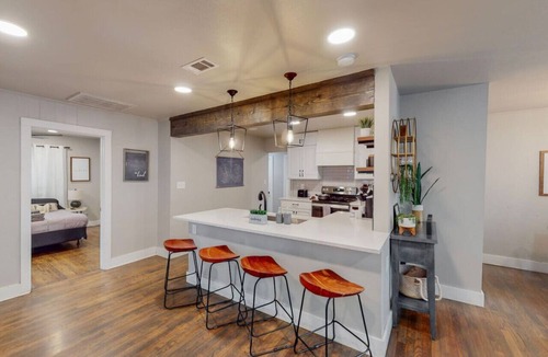 Central Arlington House | Modern Stay | 10 Min Walk From AT&T Stadium