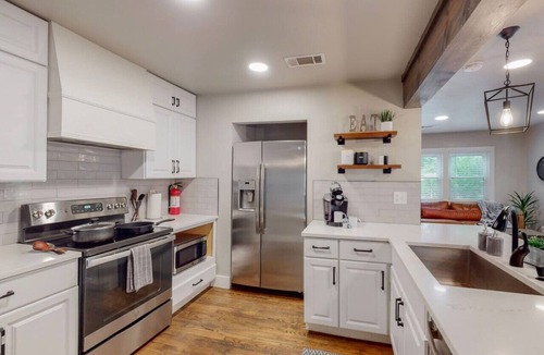 Central Arlington House | Modern Stay | 10 Min Walk From AT&T Stadium