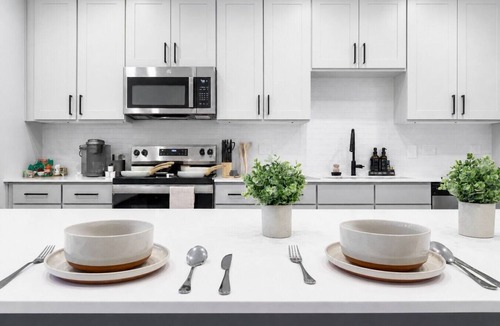 Sherman Apartment | Modern Stay WorkerFriendly Home w/Lndry GYM & Pool