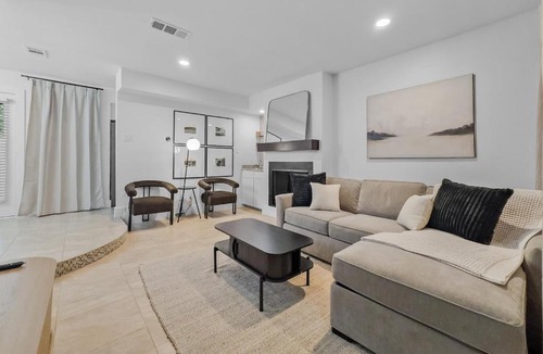 West Arlington House | Modern & Stylish Arlington Home Near AT&T Stadium