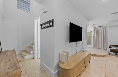 West Arlington House | Modern & Stylish Arlington Home Near AT&T Stadium