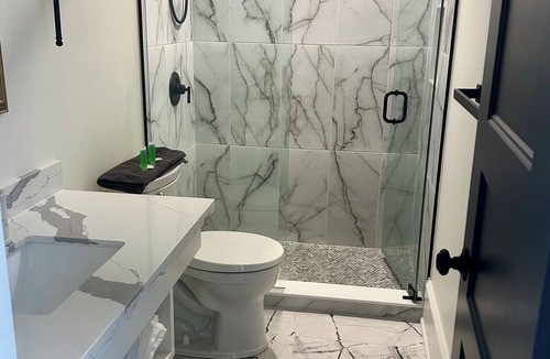 Port Hope Apartment | Modern suite (2 Queens) on the River