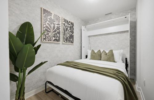 The Queensway Apartment | Modern Suite Panoramic Views Parking