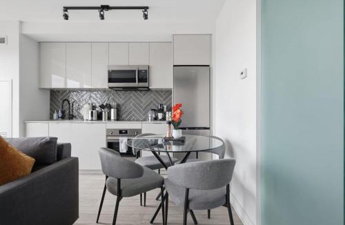 The Queensway Apartment | Modern Suite Panoramic Views Parking