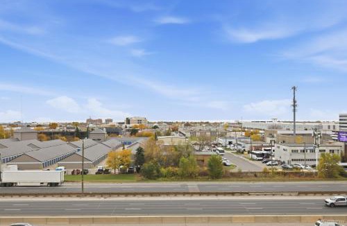 The Queensway Apartment | Modern Suite Panoramic Views Parking