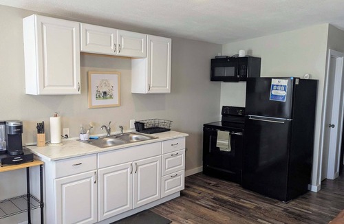 Floydada Apartment | Modern Suite with Full Kitchen