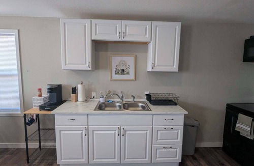 Floydada Apartment | Modern Suite with Full Kitchen