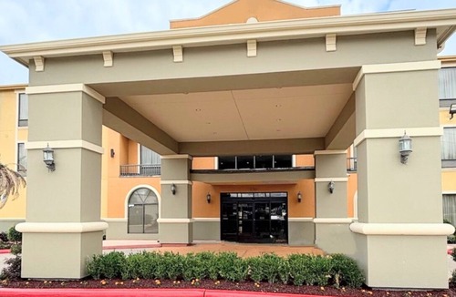 Westchase Hotel | Modern suites designed with your comfort in mind, free breackfast.