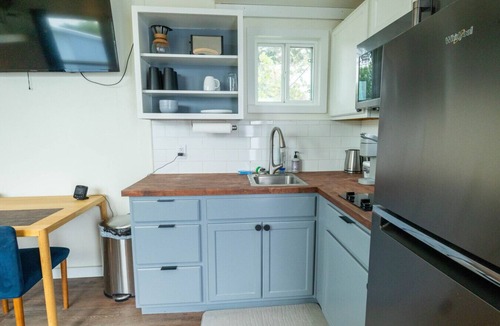 Fort Worth Apartment | Modern Tiny Home 15 mins from Fort Worth