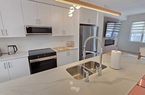 Brantford House | Modern Town in West Brant | Family-Friendly | Sleeps 6 | Fast WIFI | Fireplace