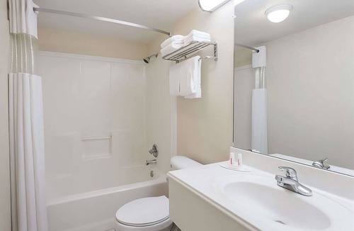 Austin Ave. Hotel | Modern Unit in Knights Inn Franklin Ave Waco, Parking,