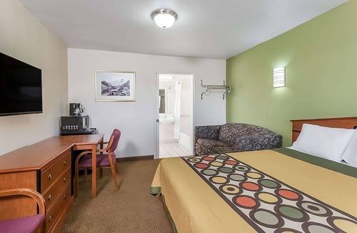 Austin Ave. Hotel | Modern Unit in Knights Inn Franklin Ave Waco, Parking,