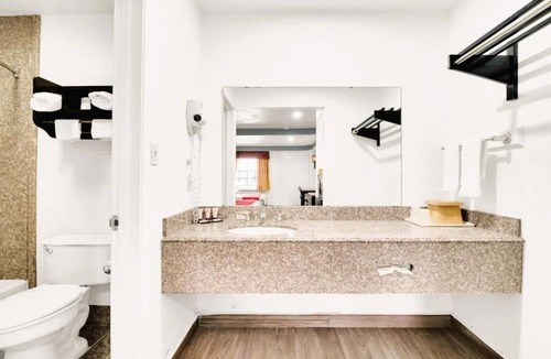Oakville Hotel | Modern Unit Near SUBWAY – Pet Friendly, Outdoor Pool & Free On‑site Parking