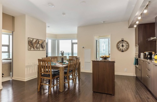 Toronto Entertainment District Condo | Modern Waterfront 3BR Escape with Free Parking