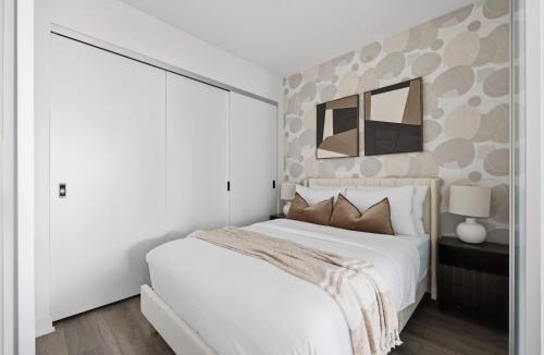The Queensway Apartment | Modern West Getaway 2BR Condo with Free Parking