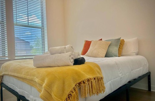 Sherman Apartment | Modern WorkerFriendly Home with Gym A Location