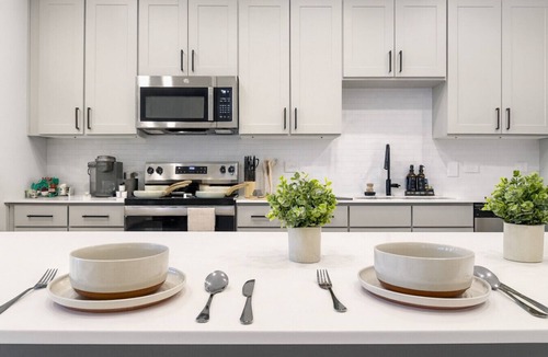 Sherman Apartment | Modern WorkFriendly Retreat w/Fast WiFi+Gym-Lndry