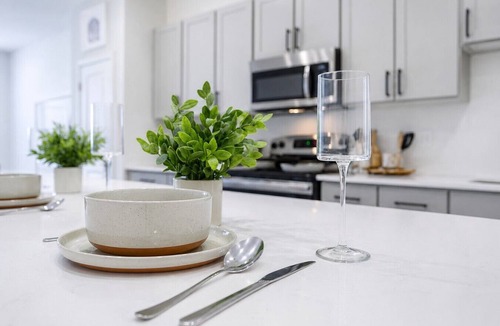 Sherman Apartment | Modern WorkFriendly Retreat w/Fast WiFi+Gym-Lndry