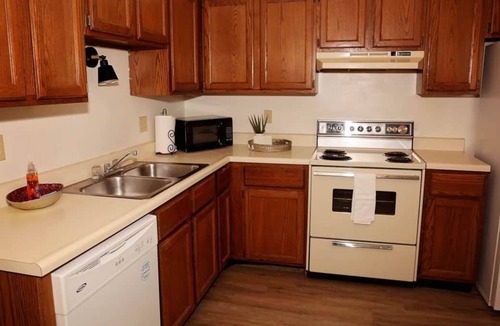 Medicine Lodge House | ModernBoho- 2min drive to Gyp Hills scenic drive.